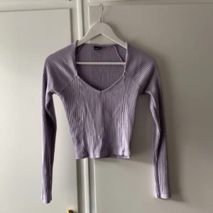 Lila långärmad tröja! - Gott skick, lite ut tvättad därför lågt pris! Men annars superfin tröja, färgen är jättefin och har en fin passform också! 💫☺️ skriv vid frågor! 