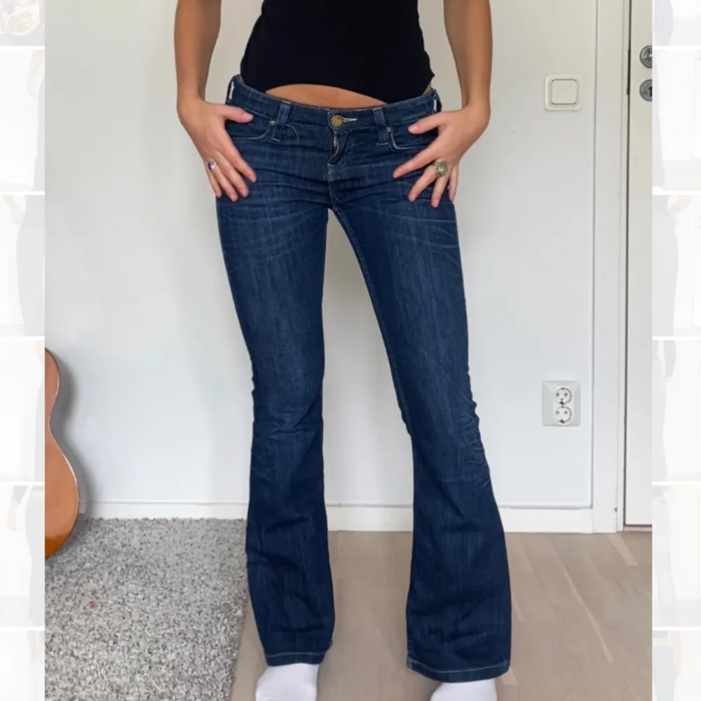 Skitsnygga bootcut jeans från lee med låg midja, midjemåttet är 41 cm tvärs över och innerbenslängd 78 cm. Jeans & Byxor.