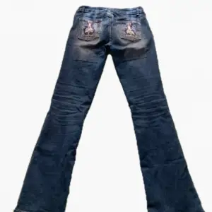 Stretchiga jeans som är väldigt sköna. Midjemått 72 (passar s/m också) innerbenslängd 78 - inga defekter! 