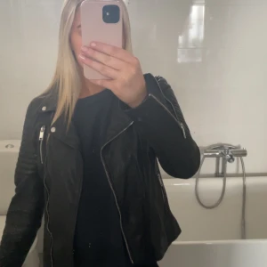 Svart skinnjacka - Skinnjacka i storlek m. Väldigt liten i storleken, skulle säga att den passar en xs. Oanvänd, lappen kvar. Köpt för 1000 kr. Pris kan diskuteras. Köparen står för frakten