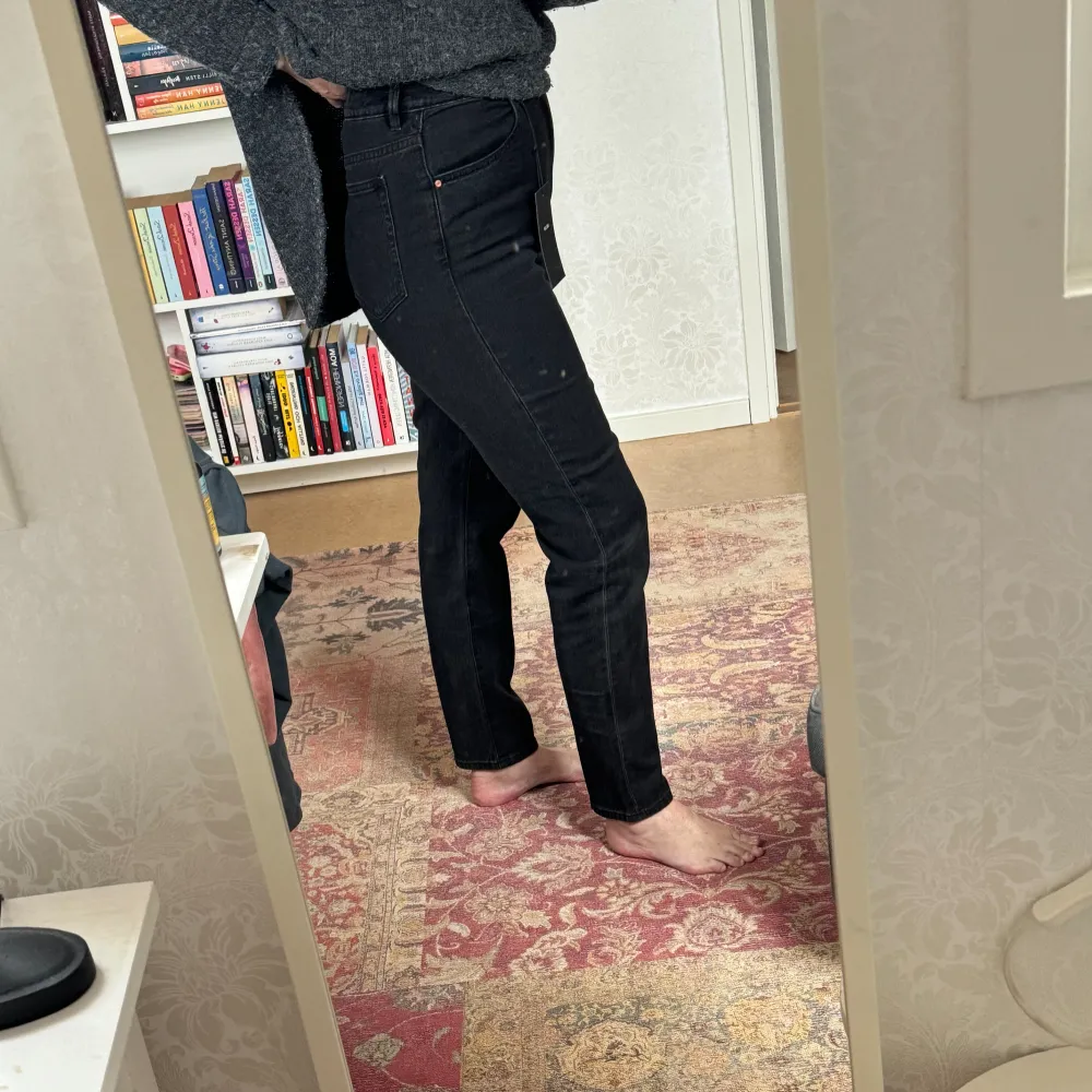 Svarta jeans från Neuw i en skön modell. Storlek 28  (innerbenslängd 73 cm) Helt nya, aldrig använda, aldrig tvättade.  Normal passform. Hög midja. Avsmalnande ben.  Av strechig bomull.   https://mojoindependentstore.com/products/neuw-lola-mom-earth. Jeans & Byxor.