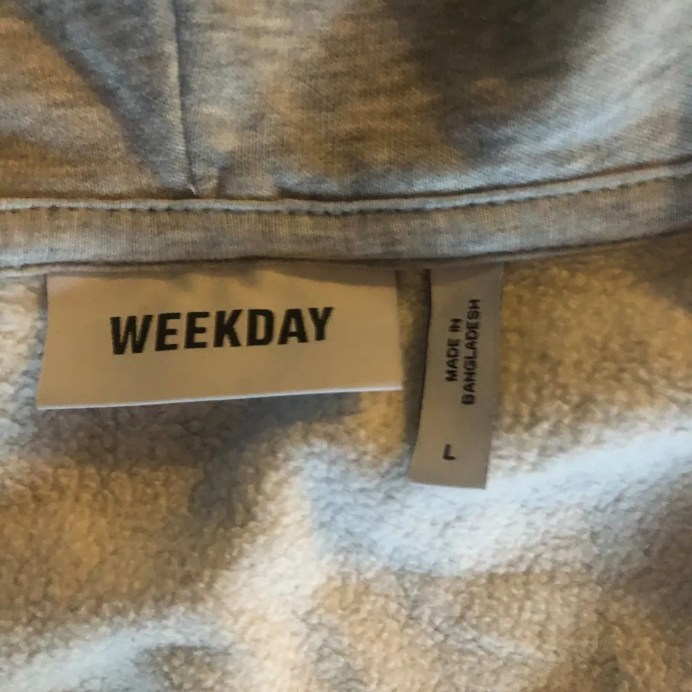 Helt oanvänd grå weekday zip tröja med 10/10 skick!!👊🏻 Denna tröja är i storlek L och har nypris på 600kr men säljs här för 250+frakt om inte mötas upp, detta med tanke på att den är helt oanvänd!!👏. Tröjor & Koftor.