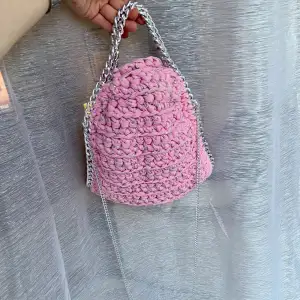 En supergullig handgjort väska (ej av mig) i rosa med insydd silvrig tråd. Helt ny, aldrig använd och säljer pga att jag ej kommer använda denna då det inte längre är min stil. 