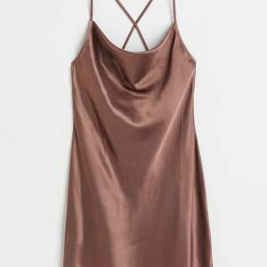 En skön silke kläninnig från H&M i skönt material, köpt för ett tag sedan men aldrig kommit till användning! 