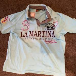 Säljer denna feta Polo tröja från La Martina, perfekt till sommaren ☀️ Nypris: Ca 1899. Mitt pris: 499. Skriv vid fler funderingar 🙌🏼