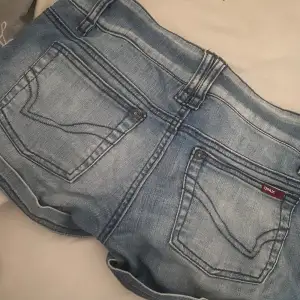 Jättesnygga jeansshorts till sommaren från ONLY. Mycket snygga detaljer som är populärt🙌bra skick❤️