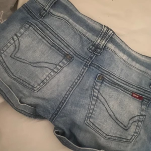 Jeansshorts  - Jättesnygga jeansshorts till sommaren från ONLY. Mycket snygga detaljer som är populärt🙌bra skick❤️