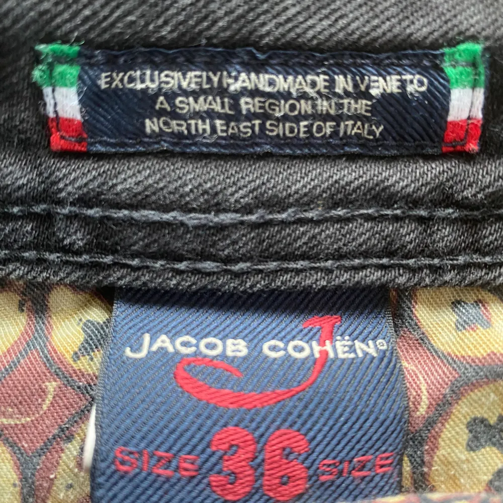 Säljer dessa feta jeansen från det exklusiva märket Jacob Cohen, handgjorda ifrån Italien. Modellen är 622 vilket är en slimfit modell. DM:a mig för flera bilder eller om du har vilken fråga som helst! Nypris ligger på runt 5200kr.. Jeans & Byxor.
