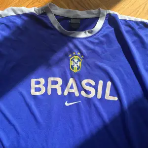 Träningströja från Brasilien 2002/03 i vintage skick. Köpt på classicfootballshirts. Storlek XXL, 6/10 skick. 