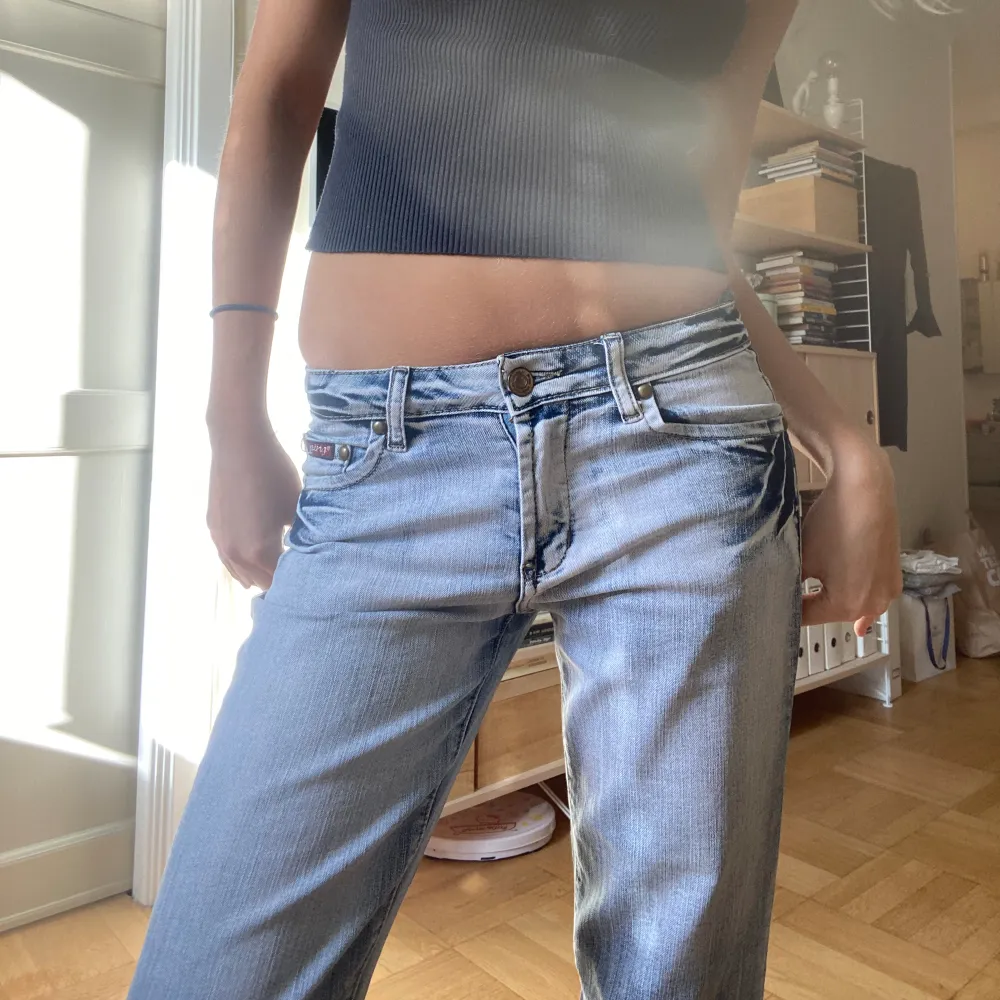 Så sjukt snygga lågmidjade bootcut jeans som är unika baktill👌❤️❤️. Jeans & Byxor.