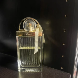 Parfym Chloe - Säljer denna då jag har många parfymer hemma, hinner inte använda alla. OBS! Jag har två Chloe parfymer 75ml ord pris finns mellan bilderna och mer än hälften finns kvar i varje. Mitt pris 500kr styck, går stt diskuteras. Paketpris 700kr paketpris.
