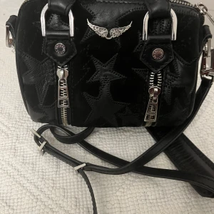 Zadig väska  - Säljer denna jättefina Zadig väskan i modellen sunny som inte går att få tag på längre. Den har några små defekter på handtagen och ”låsen”.