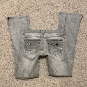 Säljer dessa lågmidjade jeans med en skit snygg färg o ”kilar” som jag själv sytt in för att gör dem mer bootcut!🪩 Midjemått rakt över: 38 cm  Innerbenet: 82 cm  Benbredd: 24 cm
