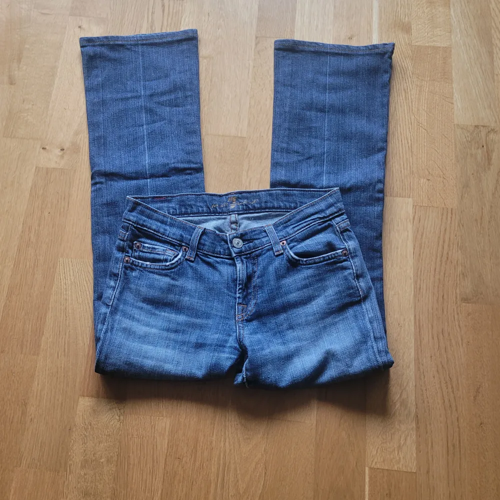 Säljer dessa suuupersnygga lågmidjade bootcut jeans från 7 for all mankind då de var för små tyvärr. Stl 25, innerbenslängd 66-67 cm, midjemått tvärs över 36 cm. Nypris runt 2300 säljer för 600💘. Jeans & Byxor.