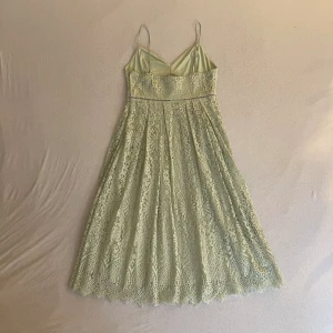 Oanvänd klänning - Helt nytt midi V ringad klänning i spets Nytt pris 699kr 