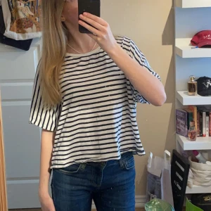 Randig t-shirt - Supersöt randig t-shirt! Storlek L men är snygg även fast man har mindre storlekar!! Bra skick inga defekter! Skriv för fler bilder🫶 (mörkblå och vita ränder)