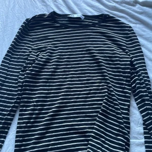 Randig törja från zara  - En randig tröja med mjukare material, mysig skön och ser bra ut.