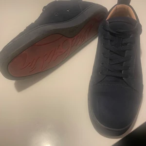Christan Louboutin  - Säljer nu mina Christian Louboutin. Storlek 42. Skorna är typ som nya ända som krävs är lite rengöring och så blir de som nya igen och det kan jag lösa.  Kvitto och boxen medföljer. Priset kan även gå ner vid en snabb affär. 