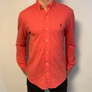 Polo Ralph lauern skjorta  - Hej! Säljer nu denna nästan helt nya polo Ralph lauern skjortan. Modellen är 188cm och väger 80kg Nypris 1500kr
