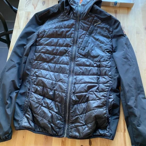 Parajumper jacka  - Jag köpte jackan för 3500kr och säljer den för 1100 skicket är 8,5/10 om ni vill ha fler bilder är det bara att fråga, pris diskuteras och kan gå vid snabb affär