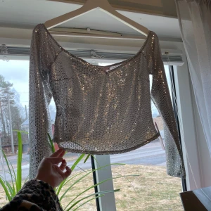 Glitter topp - Glitter topp från Nelly med prislappen kvar  150kr inklusive frakt❣️