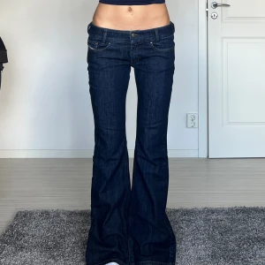 Diesel jeans - midjemått: 37.5cm rakt över, innerbenslängd: 80cm 💗 
