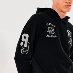 Hollister hoodie - En vintage hoodie från Hollister som köptes i Dubai i deras butik, storlek M i herrmodell, nypris 1 200💘