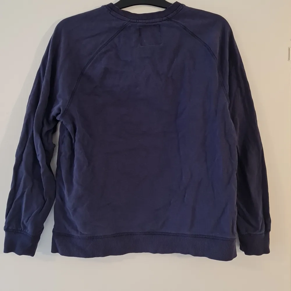 Marinblå sweatshirt från lager 157. Använt skick. Storlek: L i barnstorlek (XS). Tröjor & Koftor.