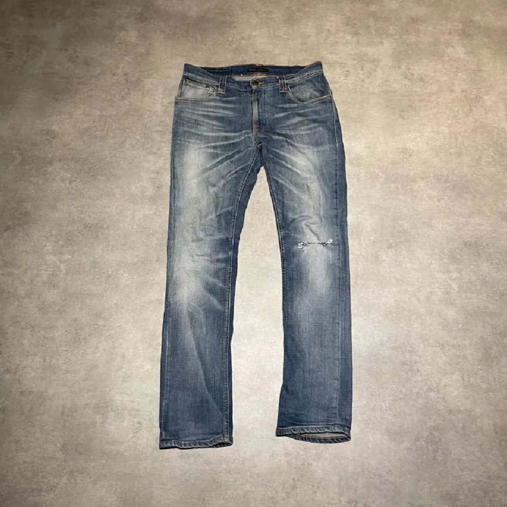 Ripped nudie jeans. Riktig schyssta! Modellen är thin finn vilket motsvarar en slim fit passform på byxorna. Storlek: 31/32! Vid frågor och funderingar skriv PM!. Jeans & Byxor.