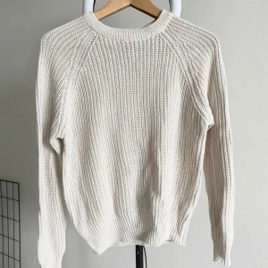 Ribbstickad tröja, Lager 157 - Ribbstickad tröja från Lager 157 i superfint skick! Relativt ny och bara använd ett fåtal gånger.   Fin passform. Modell ”Luna”.   Storlek small.   Se gärna mina andra annonser! 