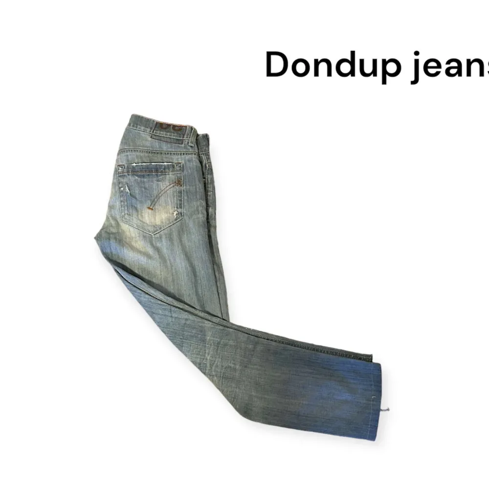 Ass feta dondups har en liten Defekt längst ner men dom är ihop sydda skulle säga skicket på dom är 8/10. Jeans & Byxor.