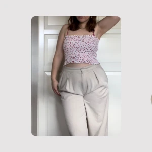 tubtopp - köpt på sellpy! den är jättestretchig så skulle säga stt den passar dem flesta inom rimliga gränser. den har supergulliga små hjärtan🩷