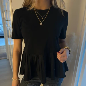 Svart blus - Jättefin tröja med volanger nedtill!!☀️☀️