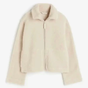 Hm Teddy jacka - Jätte snygg och eftertraktad Teddy jacka perfekt till våren!💖 Står st XL på den men den sitter snyggt oversized på mig som brukar ha s/m!🤗