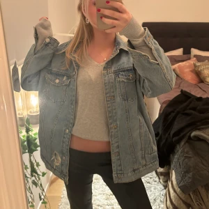 Oversize jeansjacka   - Säljer denna superfina jeansjacka, perfekt nu till våren och sommaren! Skulle säga att den är lite oversize 💕från stradivarius 