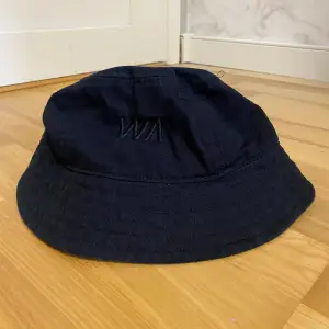 En svart buckethat, one size. ingen aning om vad det är för märke. 
