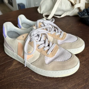 Veja skor - Snygga vår/ sommar skor i st 38, köpta slutet av sommaren 23. Använda ca 2-3 ggr. Ny pris ca 1000kr säljer för 750kr Pris går att diskutera  Säljer pga att jag köpte fel storlek.