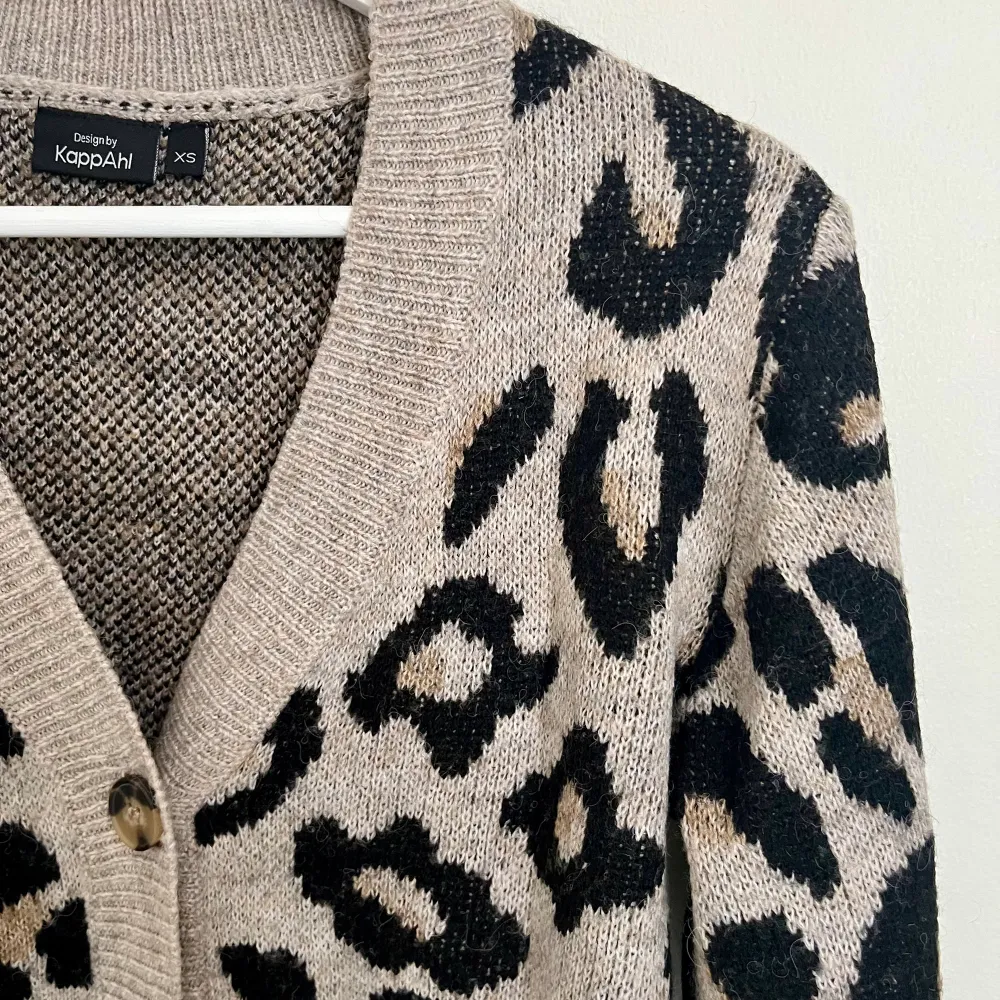 Superfin leopardmönstrad stickad tröja/ kofta. Den är från Kappahl i strl XS. Knappt använd. . Tröjor & Koftor.