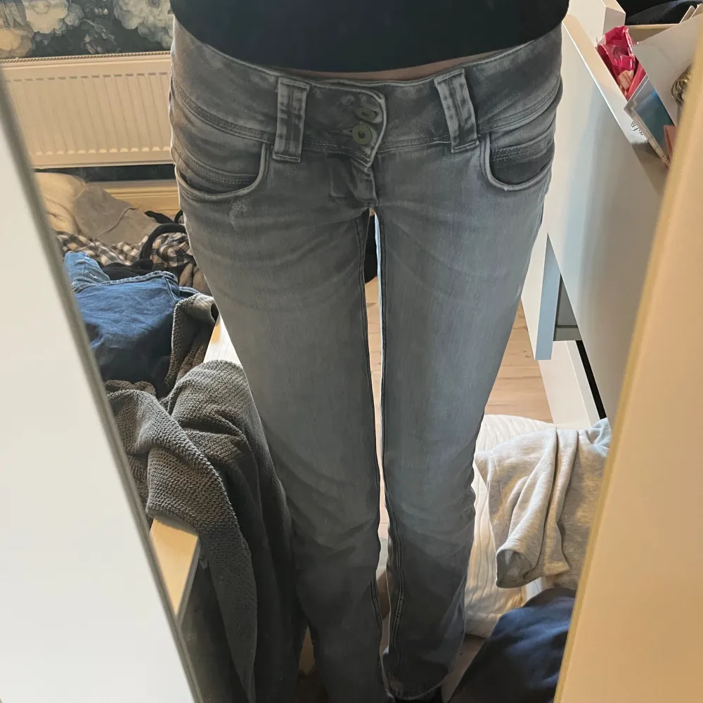 Säljer mina jätte fina pepe jeans då dom inte kommer till användning då jag har flera. Har sprättat upp längst ner så dom skulle passa mig i längden. Hör av dig vid frågor eller intresse❤️. Jeans & Byxor.