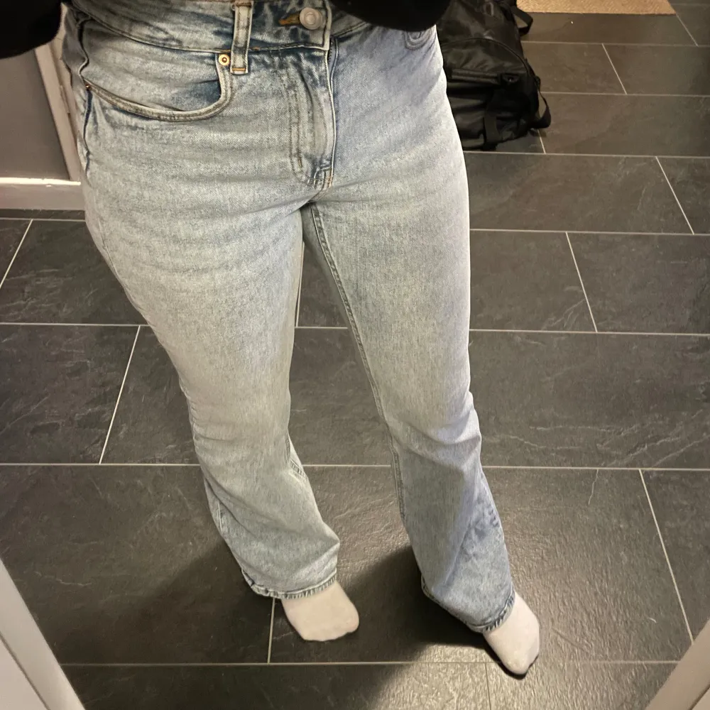 Ljusa jeans som är något mellanting mellan låg- och högmidjade. Andra bilden visar färg mest rättvist! Suuupersköna men kommer tyvärr inte till använding då det inte riktigt är min stil. Använda fåtal gånger. Passar mig som brukar ha strl 36. Jeans & Byxor.
