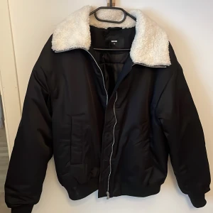 bikbok jacka  - oanvänd bikbok jacka som passar inte mig.  originalpris 699 