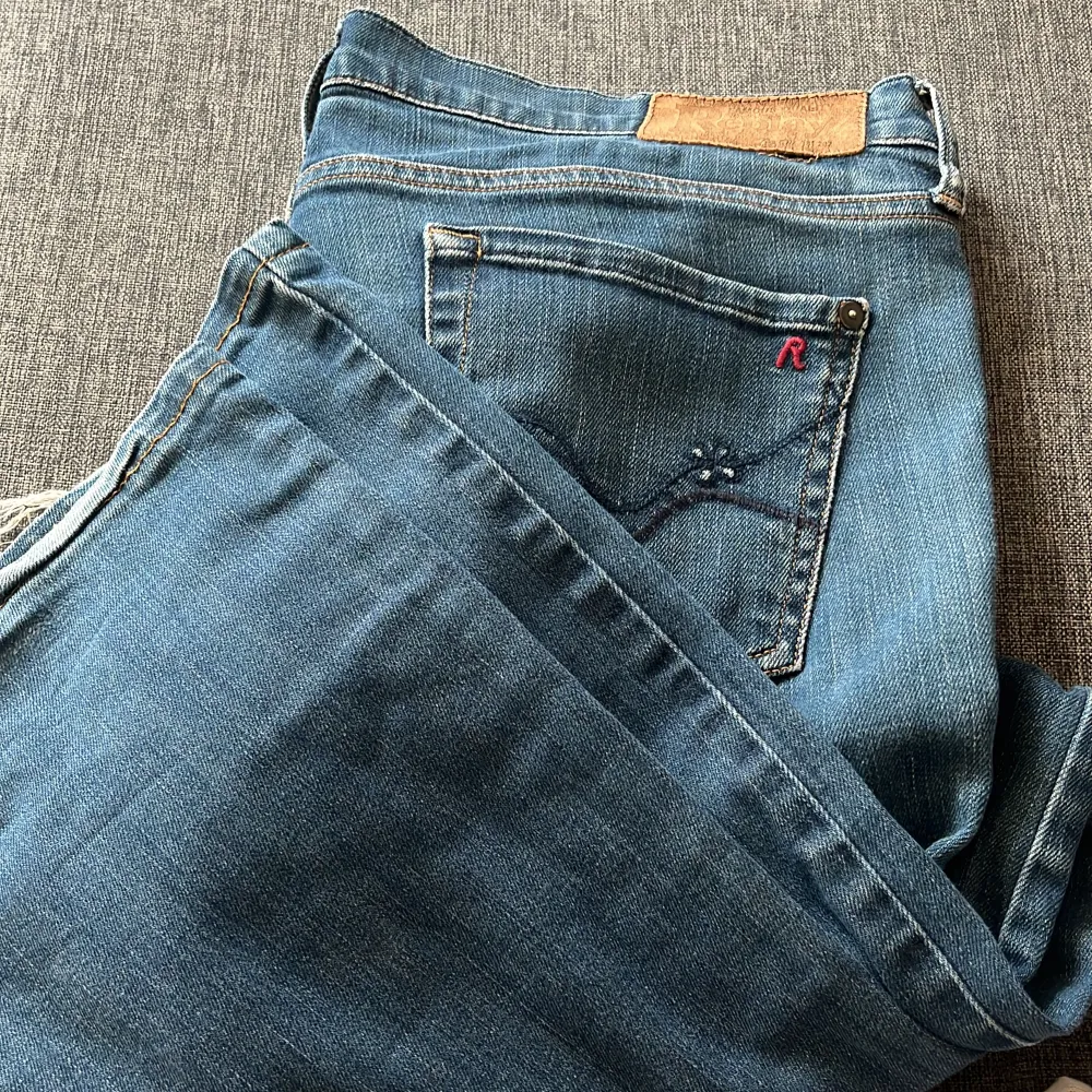 Jätte snygga jeans från replay som tyvärr är jätte stora i midjan på mig.🥲De är både lågmidjade och bootcut☺️. Jeans & Byxor.