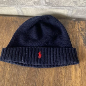 Mössa  - Säljer denna fräscha polo mössan som knappt är använd. Skiv om ni har frågor o funderingar ⭐️ Priset är även inte hugget i sten! 