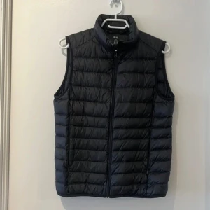 Uniqlo vest  - Säljer den här helt nästintill helt oanvända uniqlo vesten, nypris runt 650kr.