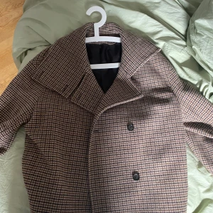 Arket-kappa - Säljer min jacka från arket. Sparsamt använd. Inga noppor eller skador. Storlek 38! 