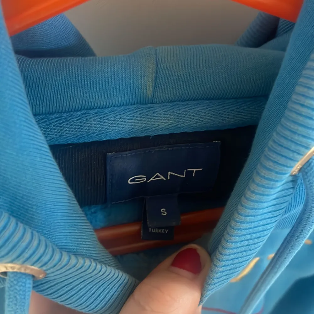 Blå gant hoodie, använt fåtal gånger men inga defekter. Storlek s. Pris kan diskuteras . Tröjor & Koftor.