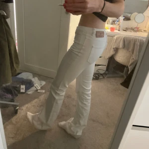 lågmidjade, utsvängda jeans - Så fina vita  jeans från massimo dutti med snygga fickor. Jättebra skick, skriv vid frågor 💗💗 Innerbenslängd: 85 cm, ytterbenslängd: 107, midjemått: 35 cm