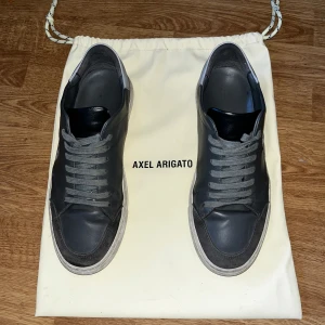 Axel Arigato Skor - Bästa priset på marknaden!! Ett par fina använda Arigatos bird. Snygga till sommaren med färgen är halv grå/gröna, ex gröna snören. Skick: 8/10 pga en liten bränna på ena skon och lite creasade också. Byten och bud tas emot!!