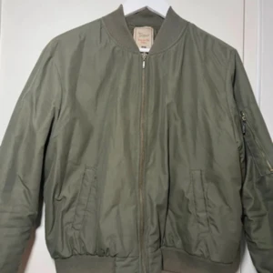 Bomberjacka - Supersnygg bomberjacka i skitnajs färg! Säljer då jag redan har två andra och denna inte passade så som jag ville. Den är rätt liten i storleken, aldrig använd av mig men köpt secondhand.