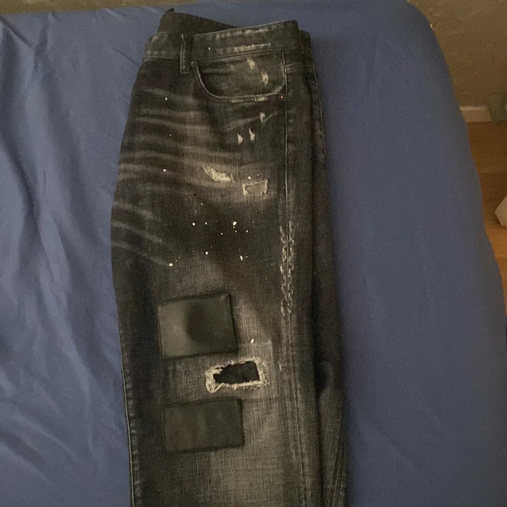 För dig som letar efter stil och kvalitet till ett fantastiskt pris! Dessa DSQUARED2 jeans är nästan nya, endast använda ett fåtal gånger under de senaste 9 månaderna. Med sin moderna design och högkvalitativa material är perfekt. (Äkta med kvitto ). Jeans & Byxor.